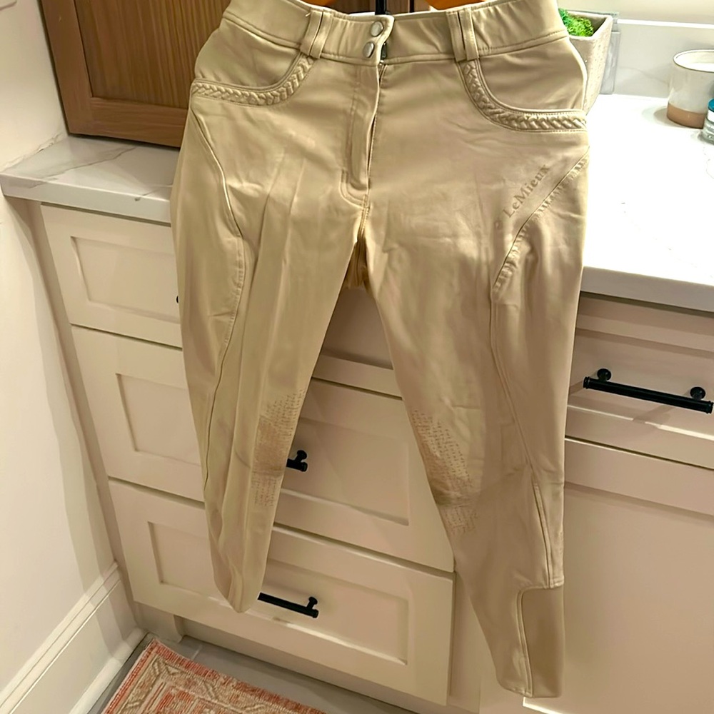 Lemieux rising pants knee patch size 6. Some wear in knee area
